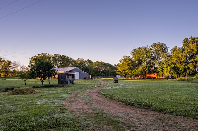 view of yard with an outbuilding