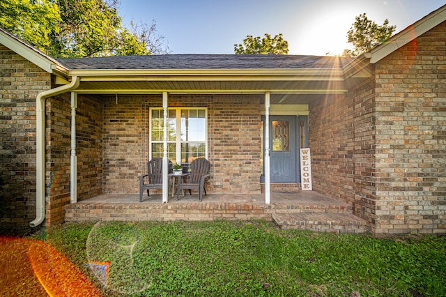 property entrance featuring covered porch