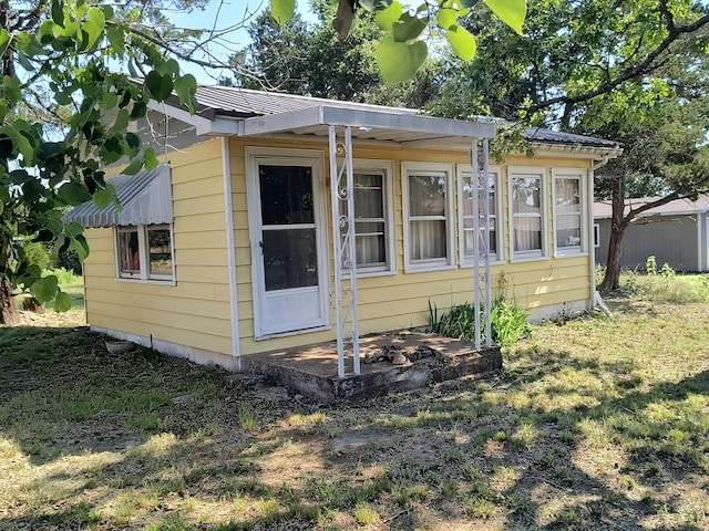 view of outdoor structure featuring a yard