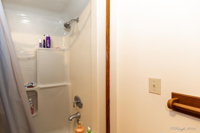 bathroom with shower / tub combination