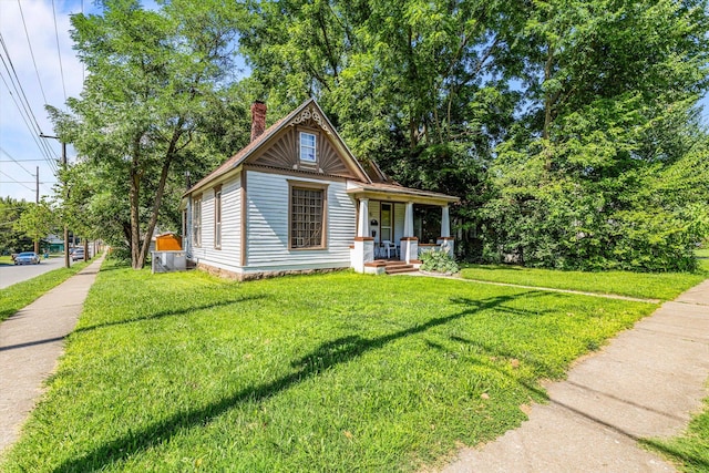 view of front of property featuring a front yard