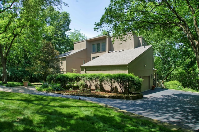 view of front of home featuring a garage and a front yard