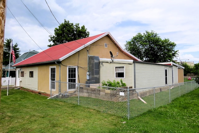 back of house featuring a yard