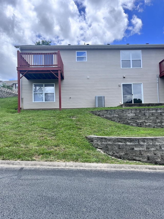 back of house featuring a yard