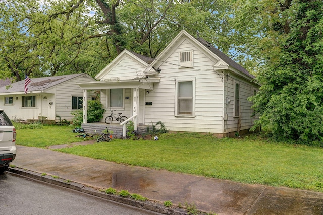 view of front facade featuring a front yard