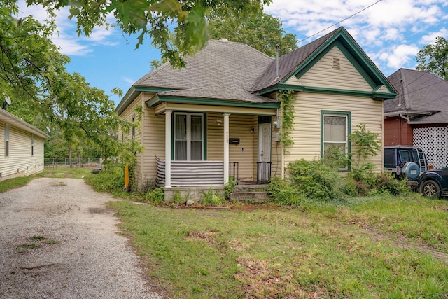 view of front of property featuring a front lawn