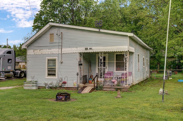 bungalow-style home featuring a front lawn and covered porch