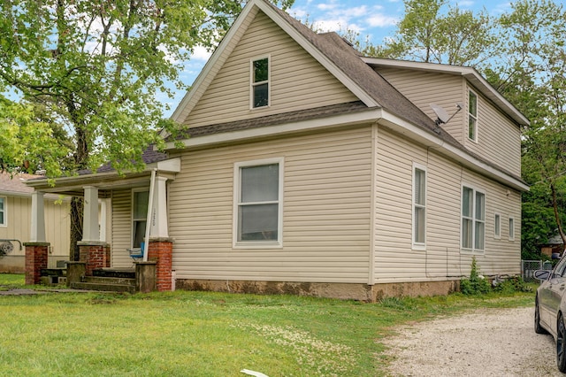 back of house featuring a yard