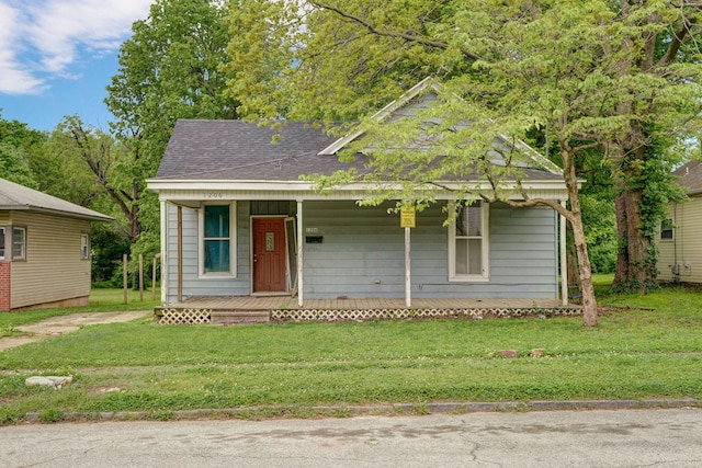 view of front of house featuring a porch and a front yard