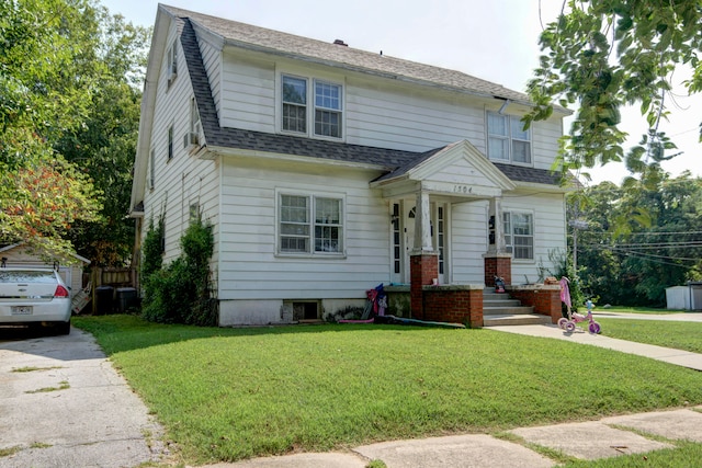 view of front of property featuring a front lawn