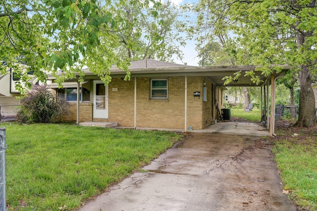 view of front of property featuring central air condition unit, a carport, and a front yard