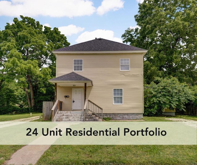 view of front of property featuring a front lawn