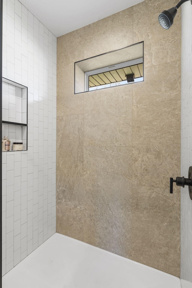 bathroom featuring a tile shower