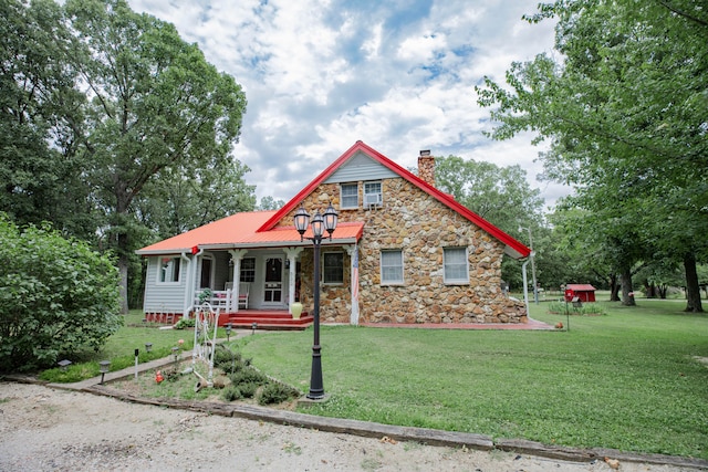 view of front of home with a front yard and covered porch