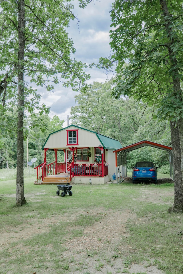 view of front of house featuring a front lawn, covered porch, and a carport