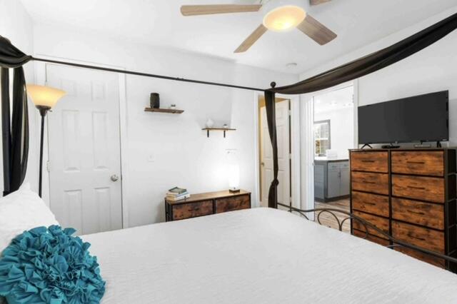 bedroom with ceiling fan and connected bathroom