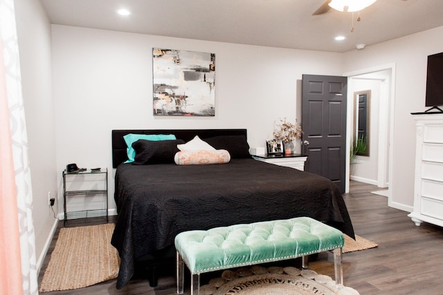 bedroom with baseboards, a ceiling fan, wood finished floors, and recessed lighting