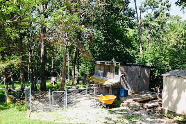 view of yard with a storage unit