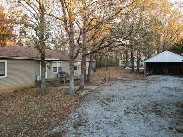 view of yard with an outdoor structure