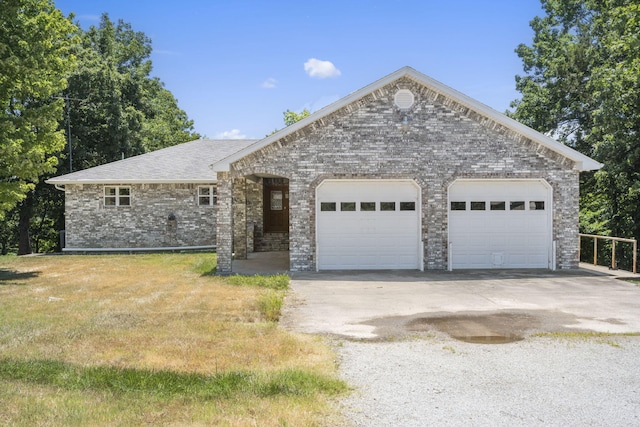 view of front of house featuring a front lawn and a garage