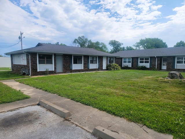 single story home with a front lawn