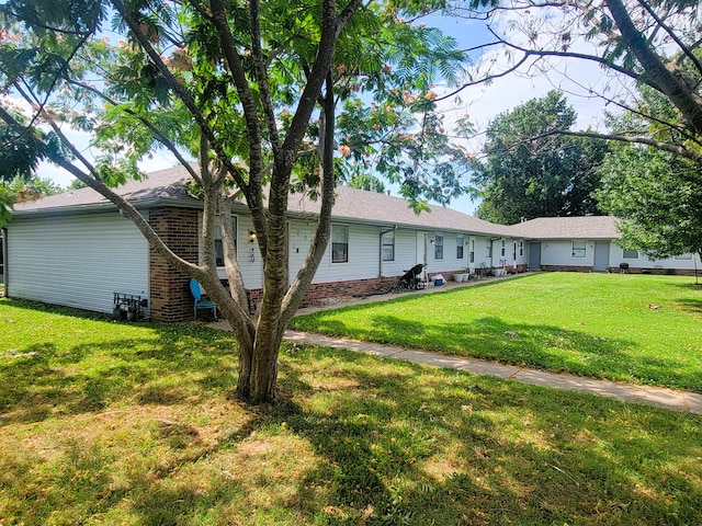 view of front of property featuring a front yard