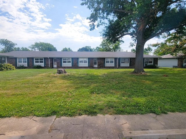 ranch-style house featuring a front lawn