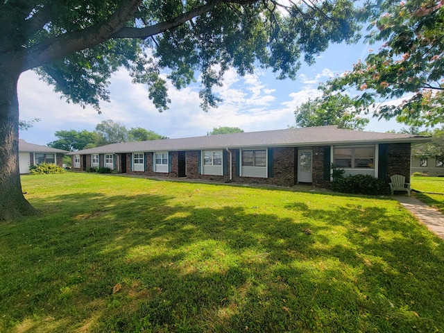 single story home featuring a front lawn