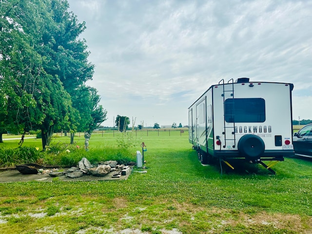 view of yard featuring a rural view