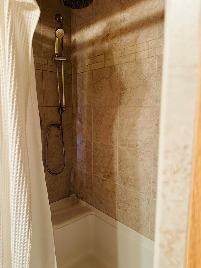 bathroom featuring shower / bath combo