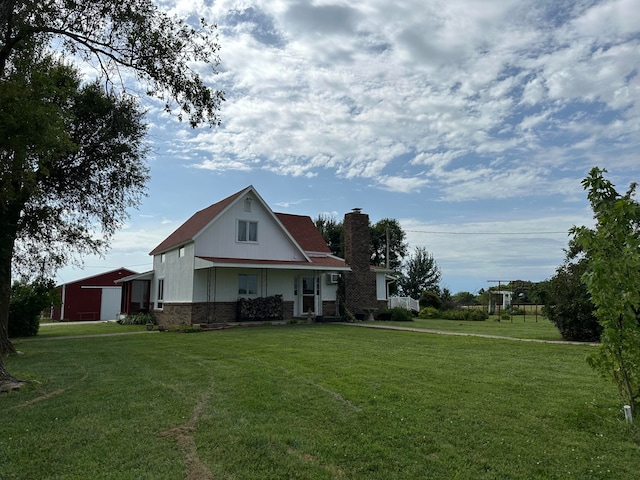 view of front of house featuring a front lawn