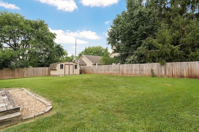 view of yard featuring a shed