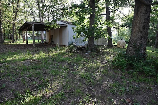 view of yard with an outdoor structure