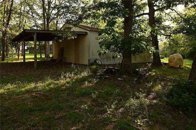 view of yard with an outbuilding