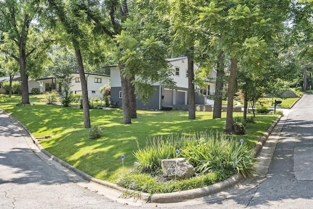 view of front facade featuring a front lawn