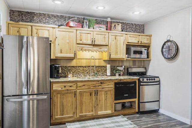 kitchen featuring a sink, dark wood finished floors, baseboards, appliances with stainless steel finishes, and ornamental molding