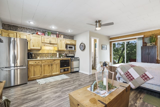 living room featuring baseboards, a ceiling fan, wood finished floors, and recessed lighting