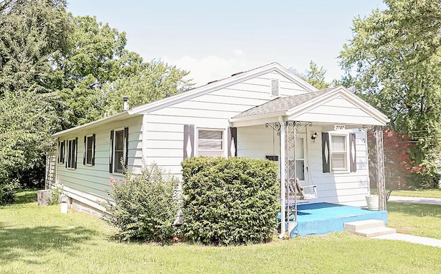 view of front facade featuring a front yard