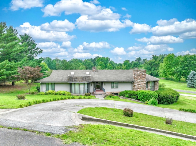 ranch-style home featuring a front lawn