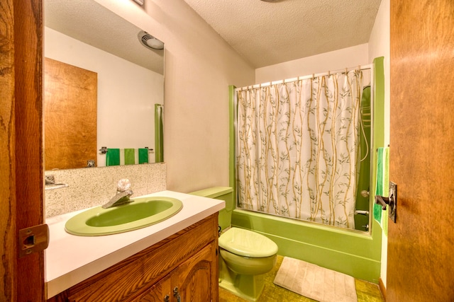 full bathroom featuring a textured ceiling, shower / bath combo, vanity, and toilet