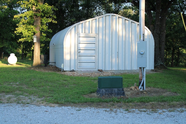 view of outdoor structure with a yard