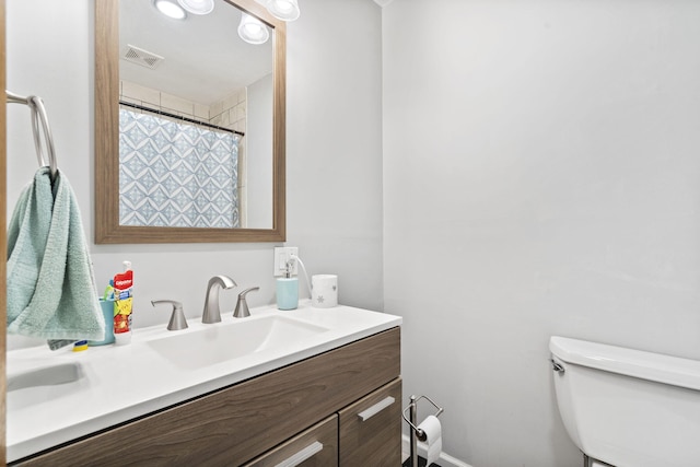 full bathroom featuring toilet, a shower with curtain, visible vents, and vanity