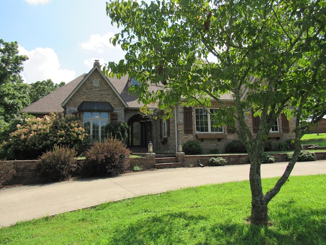 view of front of home featuring a front yard