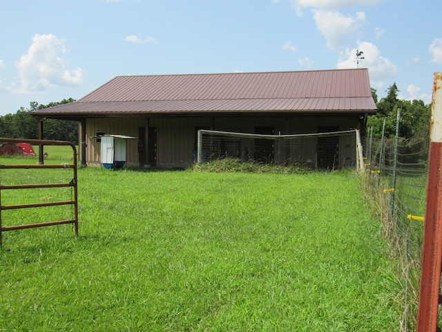 view of yard with an outdoor structure