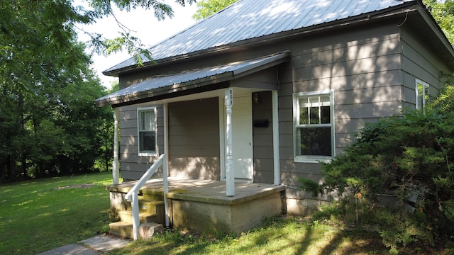 view of front of home with a front lawn