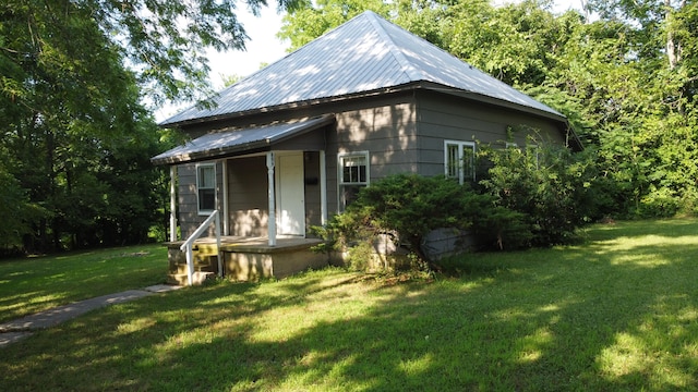 view of front of house with a front lawn