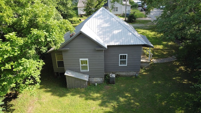 view of side of property featuring a lawn