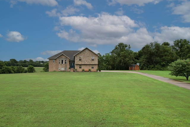 view of front facade featuring a front lawn