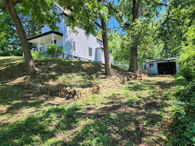 view of yard with a storage shed