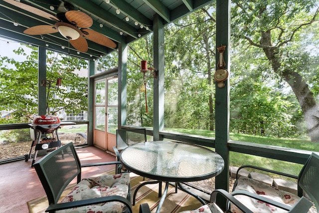 sunroom with ceiling fan